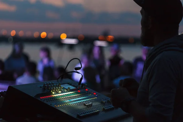 Soundman Trabaja Con Una Consola Mezcla Dispositivo Electrónico Para Cambiar — Foto de Stock