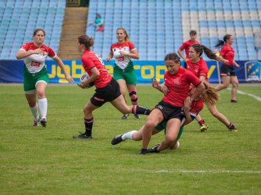 Dnipro, Ukrayna - 23 Haziran 2018: Rugby Europe kadınlar yedili Kupası 2018. Macaristan ve Avusturya takımları