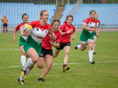 Dnipro, Ukrayna - 23 Haziran 2018: Rugby Europe kadınlar yedili Kupası 2018. Macaristan ve Avusturya takımları