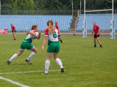 Dnipro, Ukrayna - 23 Haziran 2018: Rugby Europe kadınlar yedili Kupası 2018. Macaristan ve Avusturya takımları