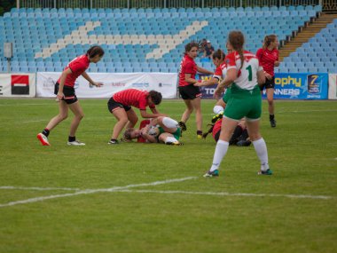 Dnipro, Ukrayna - 23 Haziran 2018: Rugby Europe kadınlar yedili Kupası 2018. Macaristan ve Avusturya takımları