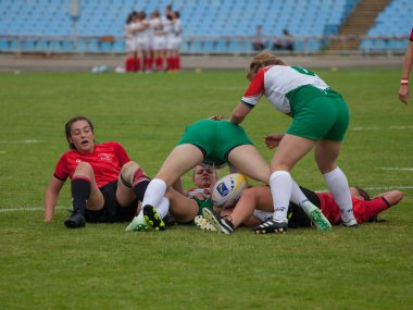 Dnipro, Ukrayna - 23 Haziran 2018: Rugby Europe kadınlar yedili Kupası 2018. Macaristan ve Avusturya takımları