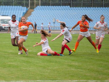 Dnipro, Ukrayna - 23 Haziran 2018: Rugby Europe kadınlar yedili Kupası 2018. Hollanda ve İsviçre takımları