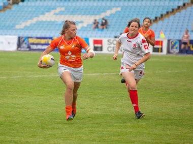 Dnipro, Ukrayna - 23 Haziran 2018: Rugby Europe kadınlar yedili Kupası 2018. Hollanda ve İsviçre takımları