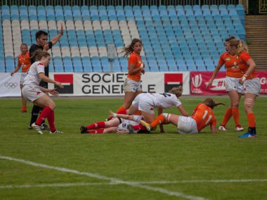 Dnipro, Ukrayna - 23 Haziran 2018: Rugby Europe kadınlar yedili Kupası 2018. Hollanda ve İsviçre takımları