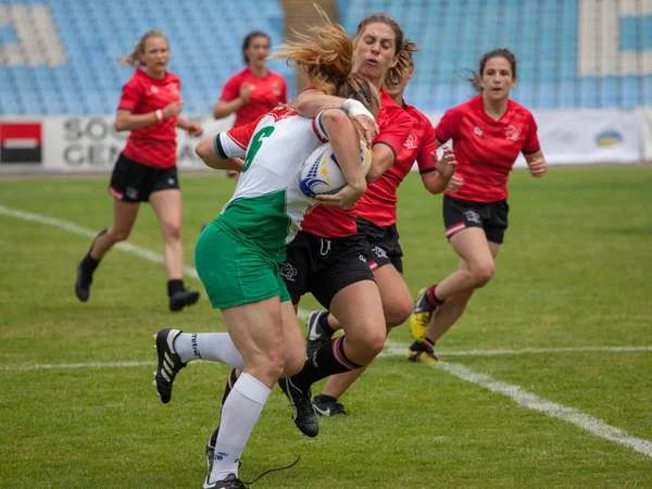 Dnipro, Ukrayna - 23 Haziran 2018: Rugby Europe kadınlar yedili Kupası 2018. Macaristan ve Avusturya takımları