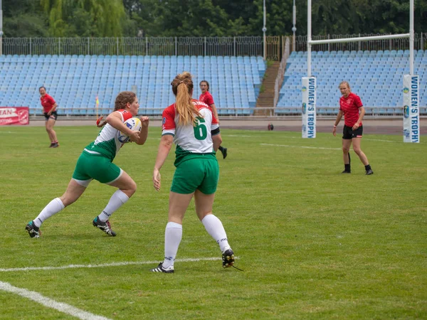 Dnipro, Ukrayna - 23 Haziran 2018: Rugby Europe kadınlar yedili Kupası 2018. Macaristan ve Avusturya takımları