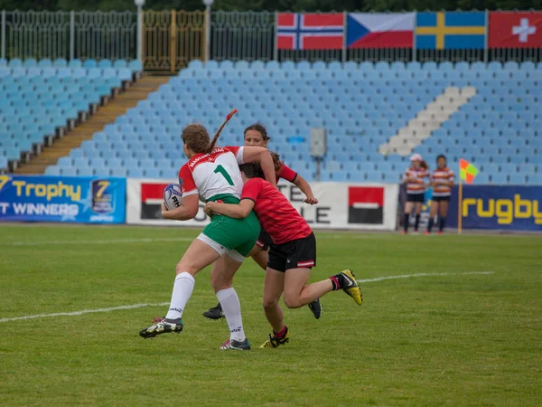 Dnipro, Ukrayna - 23 Haziran 2018: Rugby Europe kadınlar yedili Kupası 2018. Macaristan ve Avusturya takımları