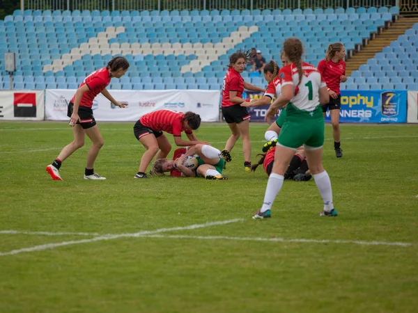 Dnipro, Ukrayna - 23 Haziran 2018: Rugby Europe kadınlar yedili Kupası 2018. Macaristan ve Avusturya takımları