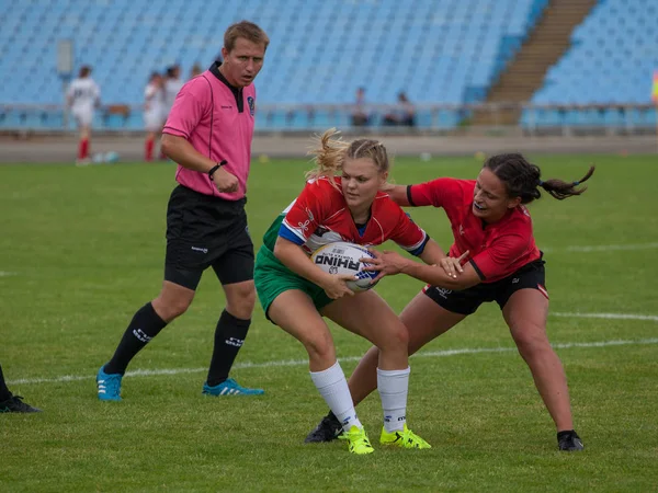 Dnipro, Ukrayna - 23 Haziran 2018: Rugby Europe kadınlar yedili Kupası 2018. Macaristan ve Avusturya takımları