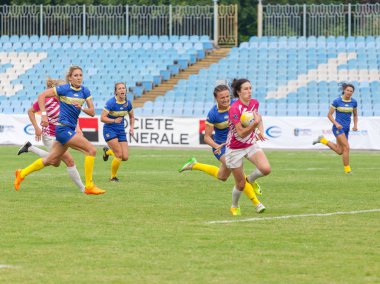 Dnipro, Ukrayna - 23 Haziran 2018: Rugby Europe kadınlar yedili Kupası 2018. Ukrayna ve Letonya takımları