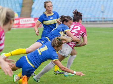 Dnipro, Ukrayna - 23 Haziran 2018: Rugby Europe kadınlar yedili Kupası 2018. Ukrayna ve Letonya takımları
