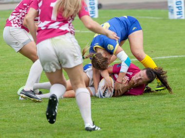 Dnipro, Ukrayna - 23 Haziran 2018: Rugby Europe kadınlar yedili Kupası 2018. Ukrayna ve Letonya takımları