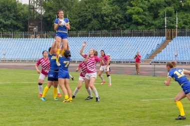 Dnipro, Ukrayna - 23 Haziran 2018: Rugby Europe kadınlar yedili Kupası 2018. Ukrayna ve Letonya takımları