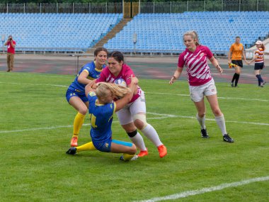Dnipro, Ukrayna - 23 Haziran 2018: Rugby Europe kadınlar yedili Kupası 2018. Ukrayna ve Letonya takımları