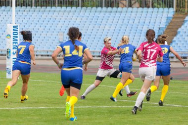 Dnipro, Ukrayna - 23 Haziran 2018: Rugby Europe kadınlar yedili Kupası 2018. Ukrayna ve Letonya takımları