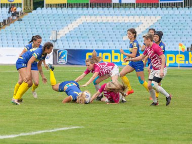 Dnipro, Ukrayna - 23 Haziran 2018: Rugby Europe kadınlar yedili Kupası 2018. Ukrayna ve Letonya takımları