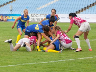 Dnipro, Ukrayna - 23 Haziran 2018: Rugby Europe kadınlar yedili Kupası 2018. Ukrayna ve Letonya takımları