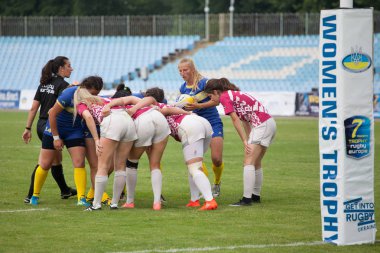 Dnipro, Ukrayna - 23 Haziran 2018: Rugby Europe kadınlar yedili Kupası 2018. Ukrayna ve Letonya takımları