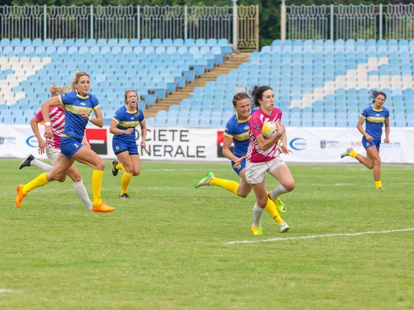 Dnipro, Ukrayna - 23 Haziran 2018: Rugby Europe kadınlar yedili Kupası 2018. Ukrayna ve Letonya takımları
