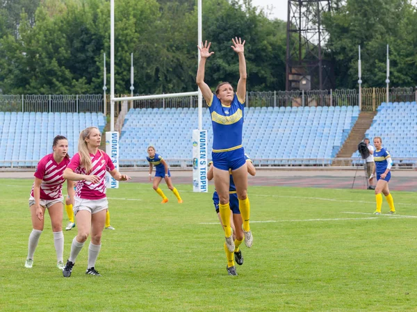Dnipro, Ukrayna - 23 Haziran 2018: Rugby Europe kadınlar yedili Kupası 2018. Ukrayna ve Letonya takımları