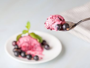 Hafif bir arka plan üzerinde siyah frenk üzümü dondurma çilek ve nane yaprakları