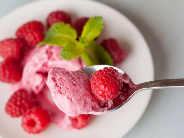 Closeup Full Spoon Raspberry Ice Cream Tasty Ripe Berry Blurred — Stock Photo, Image