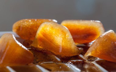 Dondurulmuş kahve küpleri buz tepsi içinde closeup. Bir yaz kokteyl buzlu kahve için ana madde