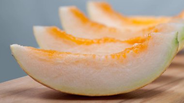 Ahşap bir masa üzerine dilimlenmiş kavun closeup
