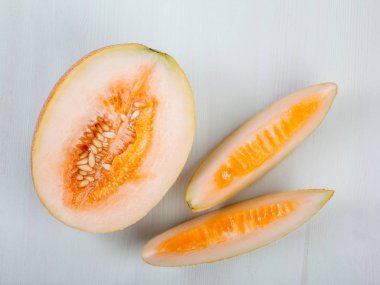 Dilimli karpuz üstten görünüm üzerinde ahşap masa lambası