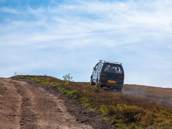 Bir Araçla Yolcular Dağ Kadar Gidiyor Aktif Istirahat Kavram Road — Stok fotoğraf