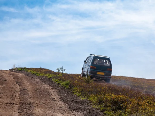 Veículo Com Passageiros Subir Montanha Conceito Viagem Road Recreação Ativa — Fotografia de Stock