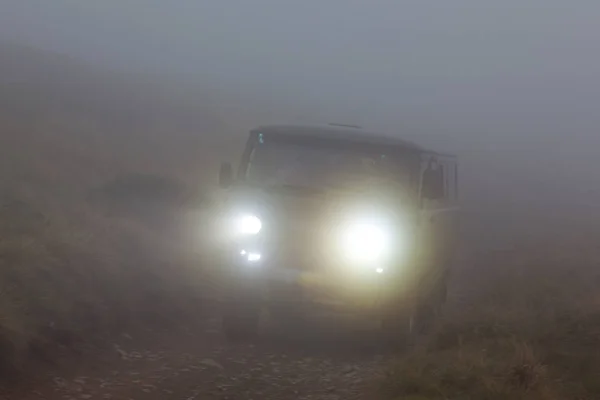 Gider Kalın Bir Sis Işıkları Ile Bir Araç Road Seyahat — Stok fotoğraf