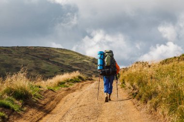 Bir seyahat trekking Polonyalılar ve dağlarda sırt çantası ile. Açık hava etkinliği konsepti