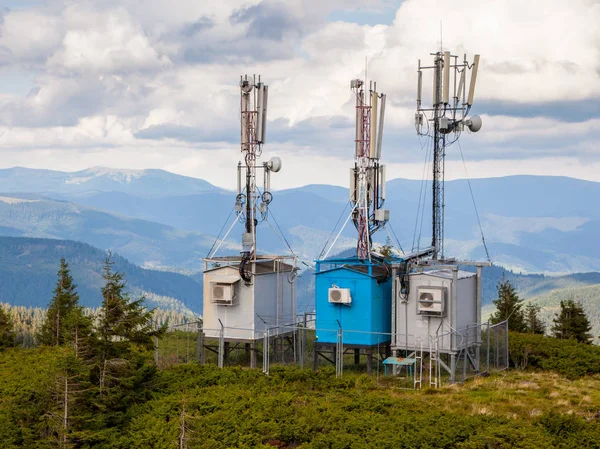 Dağlarda özel aletleri ile mobil verici istasyonları