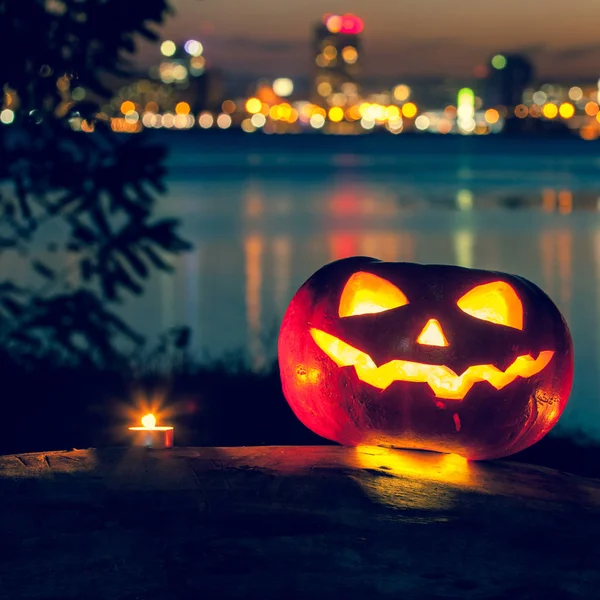 Calabaza Halloween Fondo Oscuro Brillantes Reflejos Las Luces Ciudad Nocturna —  Fotos de Stock