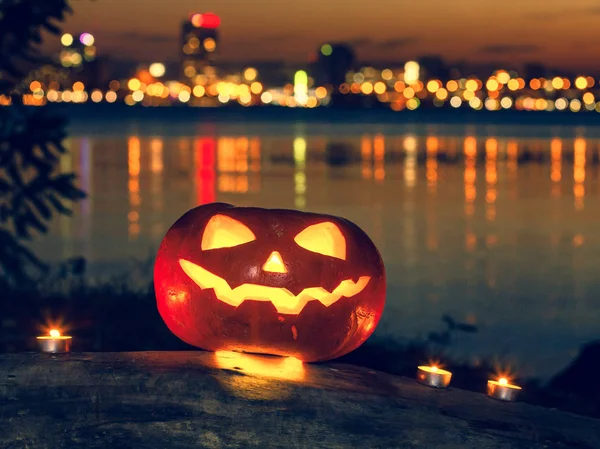 Halloween gece şehrin parlak yansımalar koyu arka plan kabak su üzerinde ışıklar