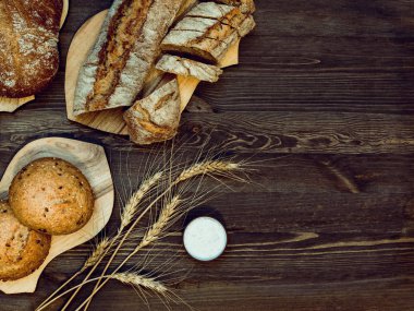 Fırın kompozisyona kahverengi ahşap bir masa. Üstten görünüm