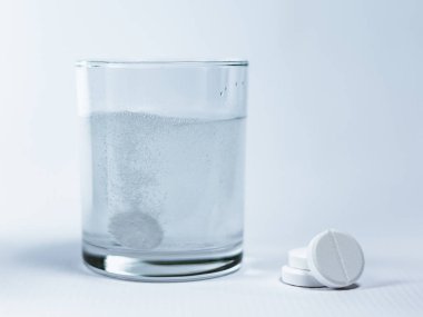 Bir bardak su ile efervesan tablet closeup