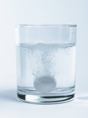 Efervesan tablet bir bardak su içinde eriterek