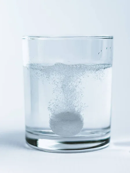 Efervesan tablet bir bardak su içinde eriterek