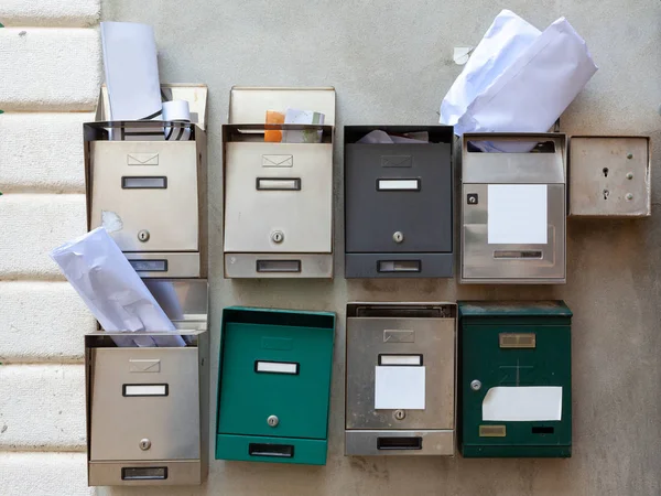 Close-up posta kutuları olan Gazeteler ve harfler, önden görünüm