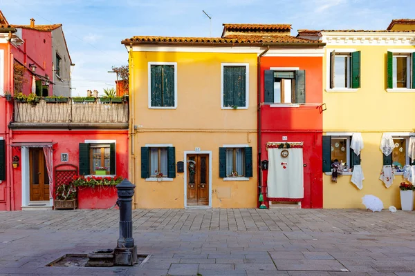 Venice, İtalya - 28 Aralık 2018: Renkli ev cepheler Noel süsleri, Burano adası