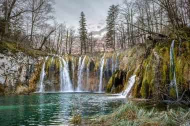 Güzel şelale Plitvice Gölleri Milli Parkı, günbatımı, kış