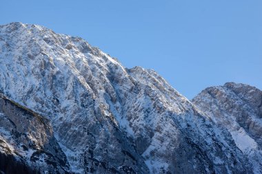 Mavi gökyüzü arka plan karlı taşlara doruklarına closeup
