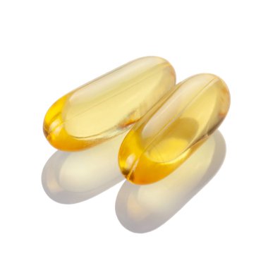 Yarı saydam kapsül Omega-3 balık yağı takviyeleri izole üzerinde beyaz arka plan. Portre