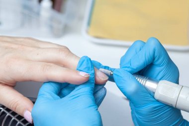 Bir oje kaldırma işlemi