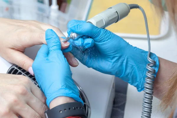 Bir oje kaldırma işlemi