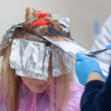 Kuaför saç boyama işleminde 