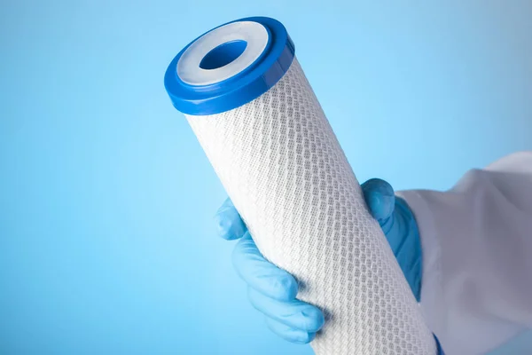 Bir karbon su filtresi kartuşu